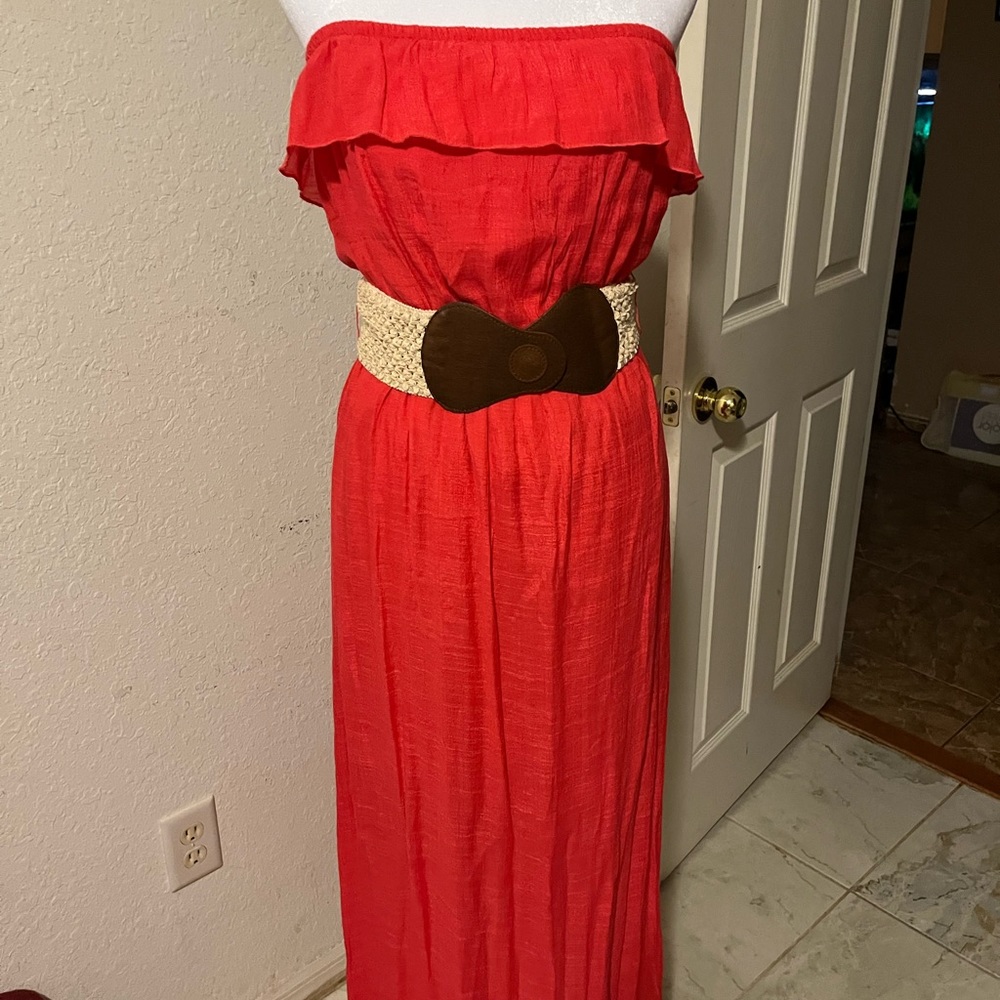 Long light strapless dress with a stylish belt